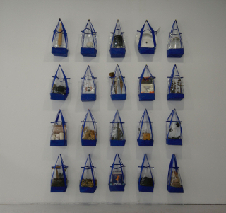 Hoheitsgebiete 2015 Wandinstallation, gefüllte Plastiktaschen Frauenmuseum Bonn 2015, "Frauen in Krieg und Frieden 15-45-15" - Charlotte Esch